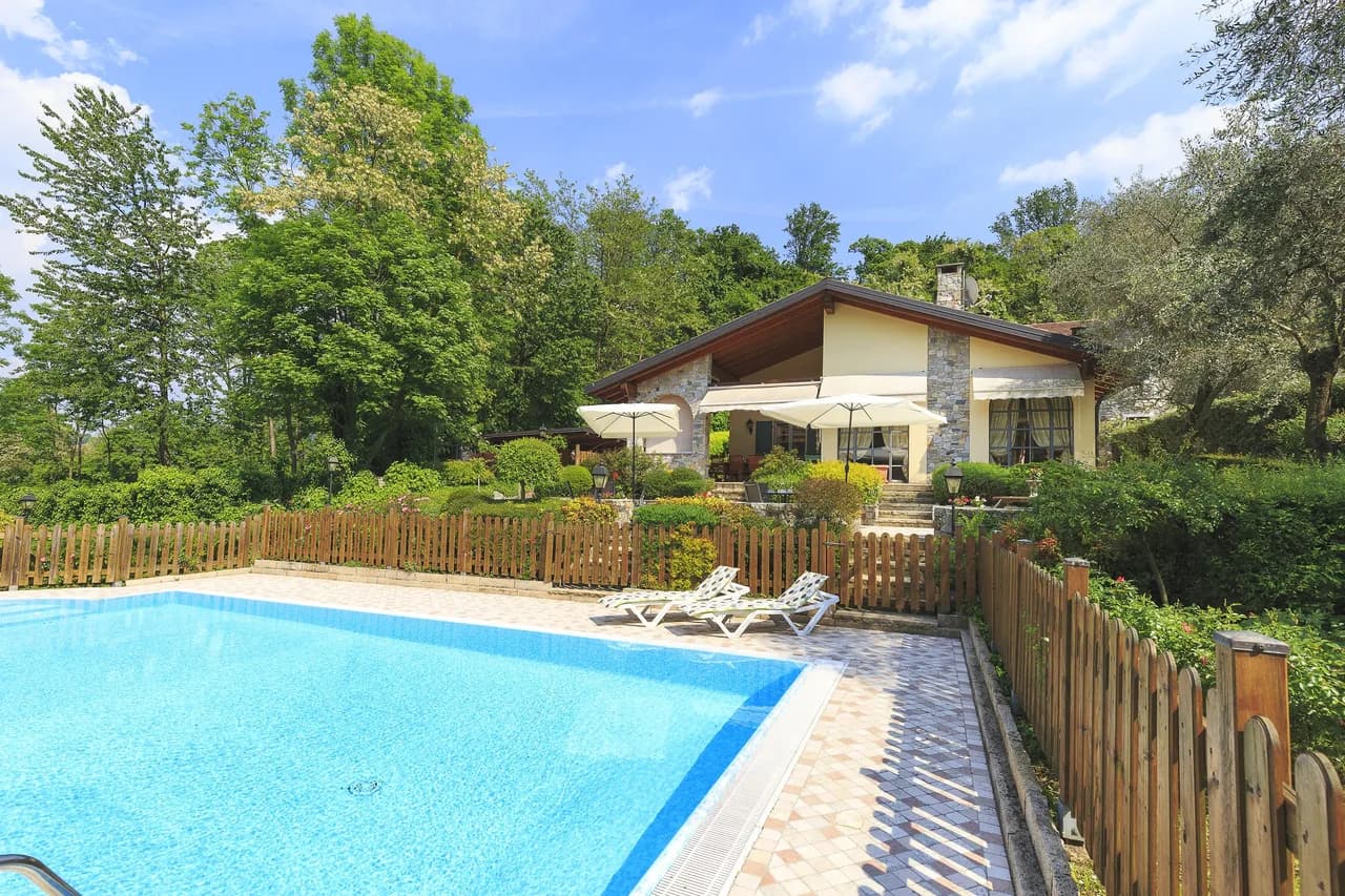 Amazing 5 BR Villa Surrounded By Lush Greenery photo 2