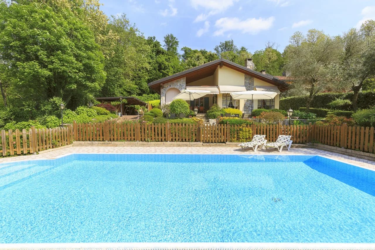 Amazing 5 BR Villa Surrounded By Lush Greenery photo 3