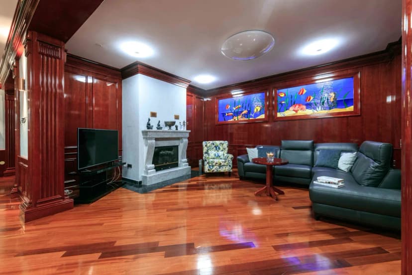 Fantastic Seafront Apartment With Wonderful Interior Space