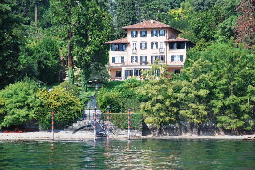 Mesmerizing Villa Overlooking Lake Como