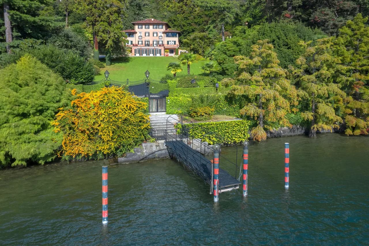 Mesmerizing Villa Overlooking Lake Como photo 2
