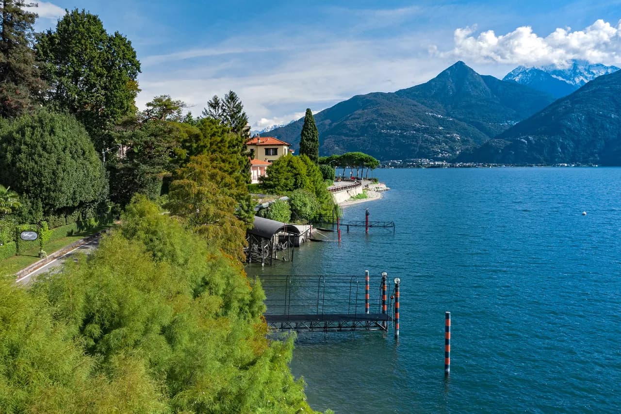 Mesmerizing Villa Overlooking Lake Como photo 3