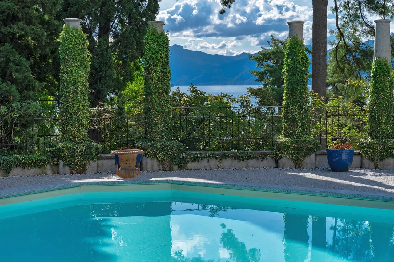 Mesmerizing Villa Overlooking Lake Como photo 4