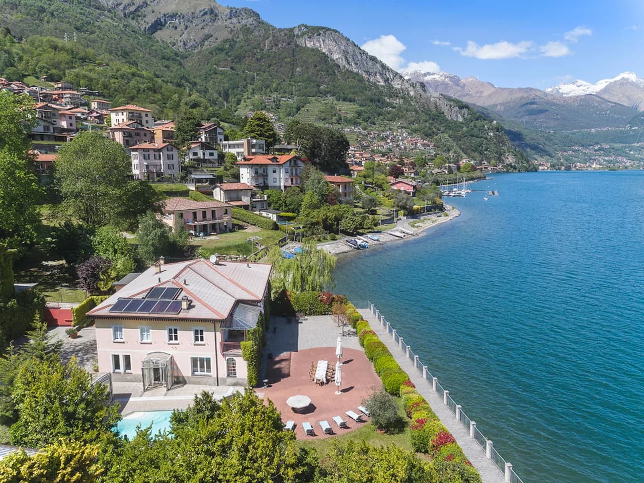 One of a Kind Lakeside Villa with a Pool photo 3