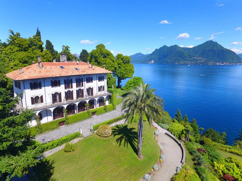 Out of a Fairy Tale Lakeview Villa With Pool