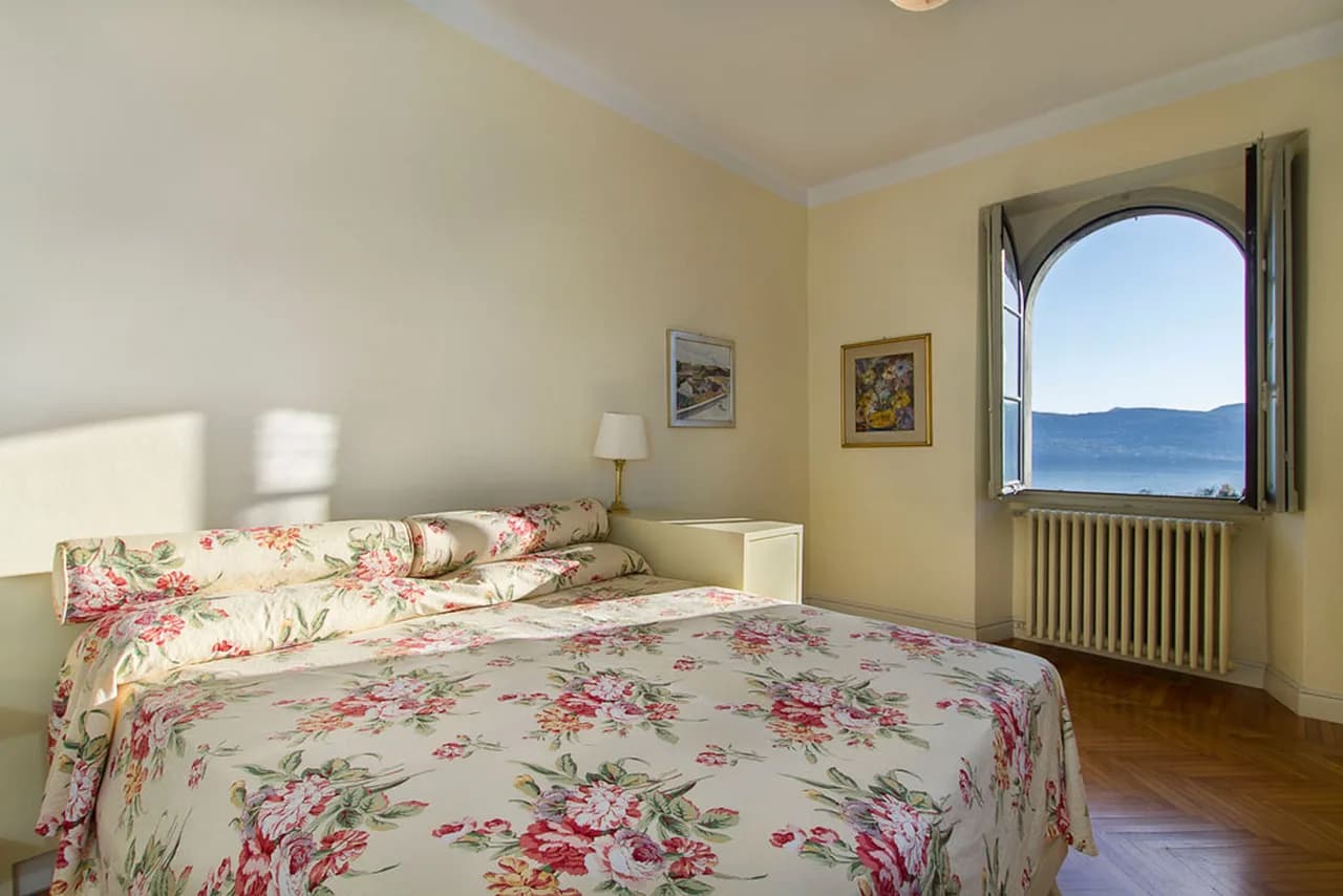 Out of a Fairy Tale Lakeview Villa With Pool photo 3