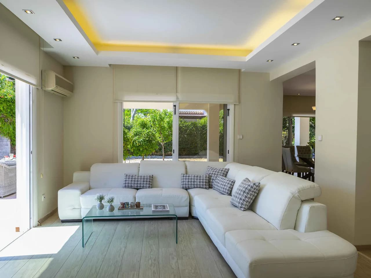 Spacious 5 BR Villa With Garden And Pool photo 2