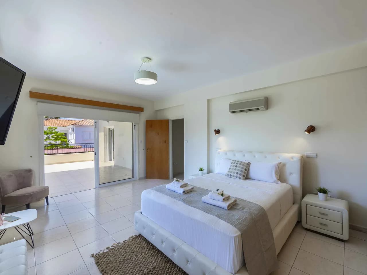 Spacious 5 BR Villa With Garden And Pool photo 3