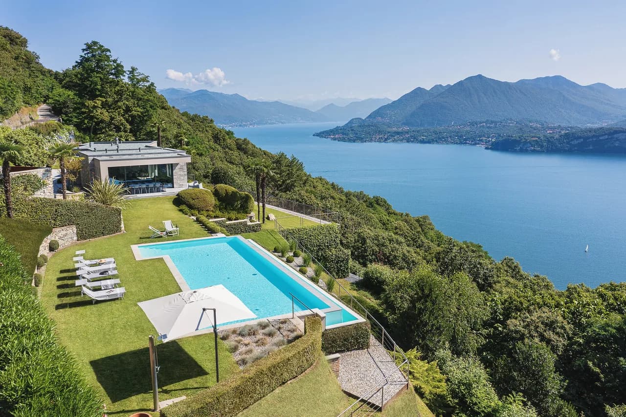 Magical Villa with Breathtaking Lakeview And Pool