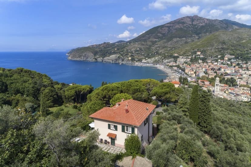Beautiful Villa With Amplitudes Of Space