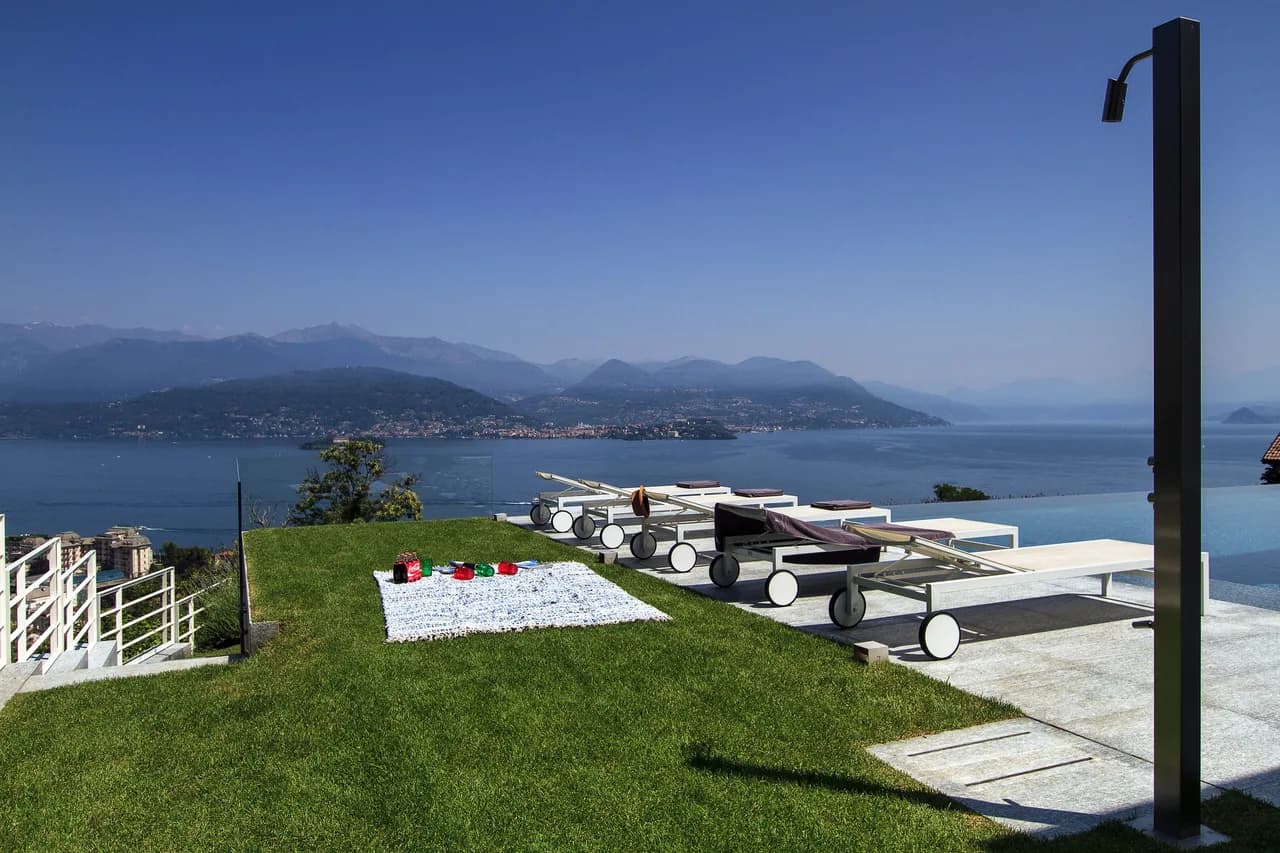 Modern Luxurious Lakeview Villa with a Pool photo 2