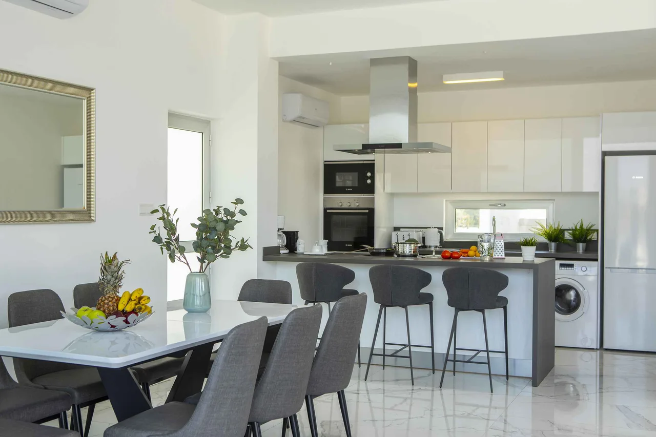 Brand New Luxurious Villa With Pool photo 4