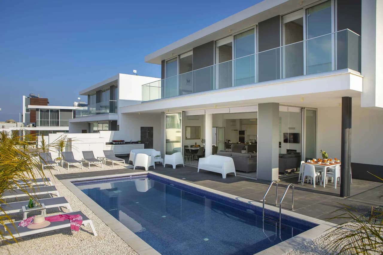 Brand New Luxurious Villa With Pool photo 5