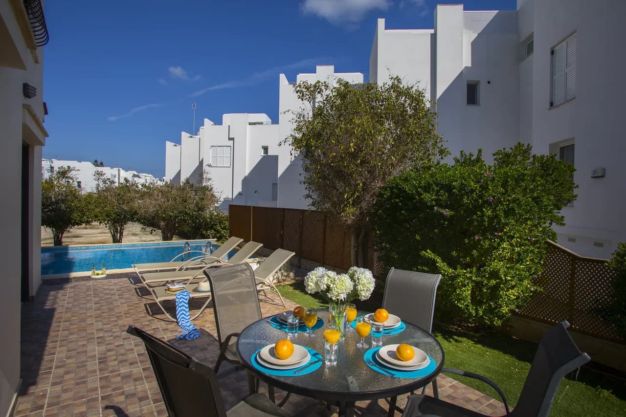 Modern Villa With A Stunning Pool photo 3