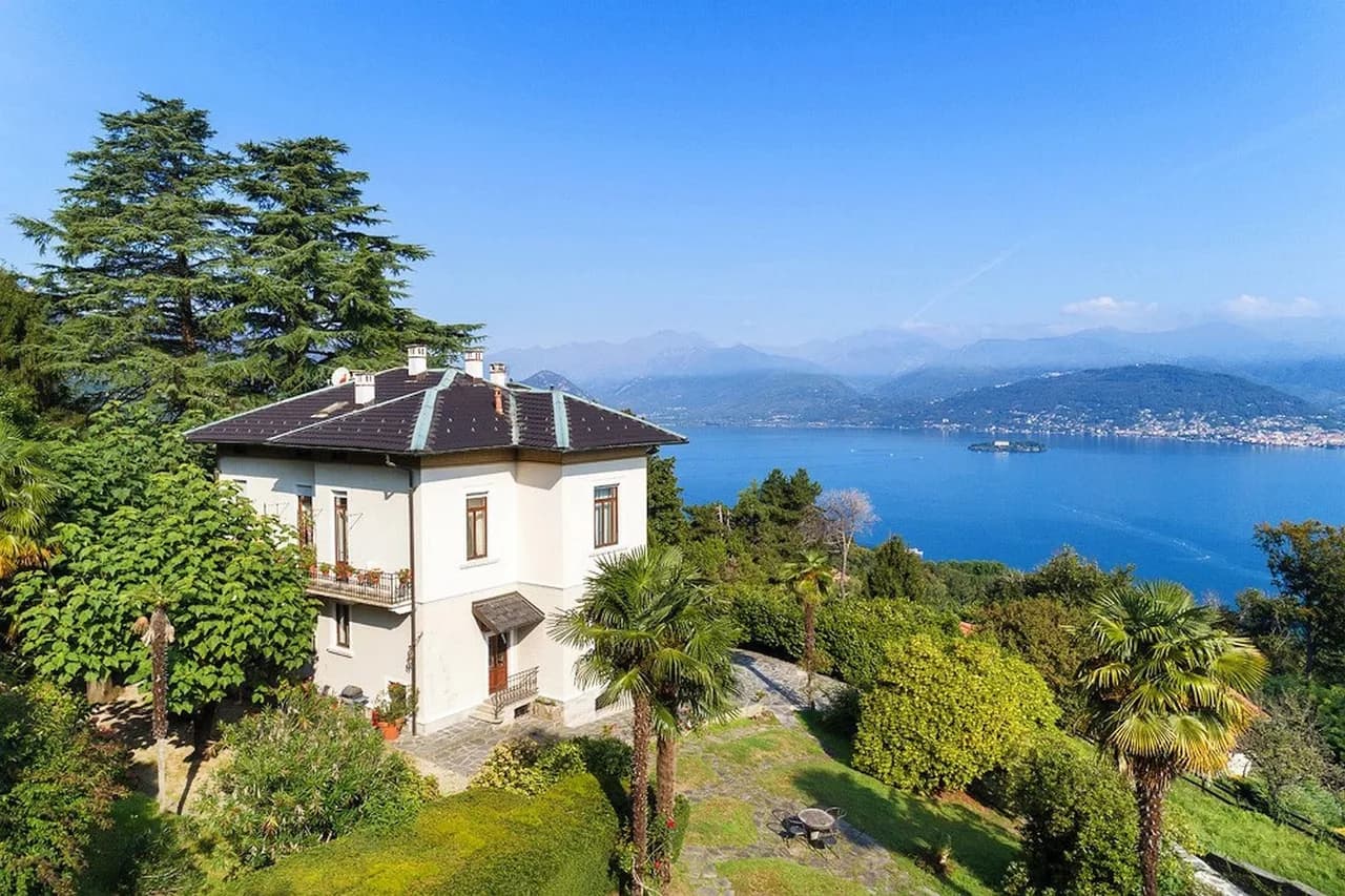 Magnificent Lakeview Villa with an Amazing Pool photo 2
