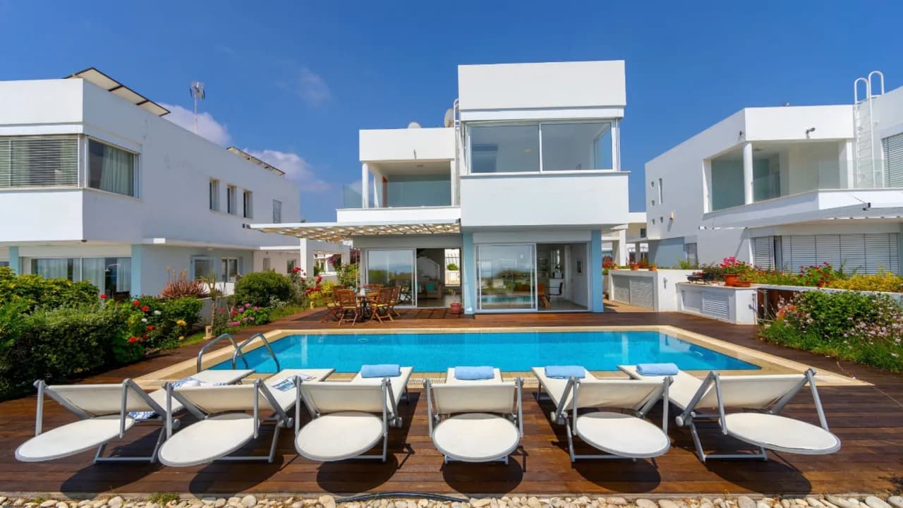 Majestic Villa In Front Of The Ocean
