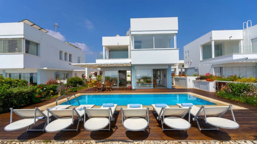 Majestic Villa In Front Of The Ocean