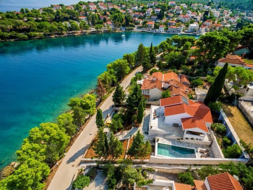Lavish Villa With Large Garden And Magnificent Sea View