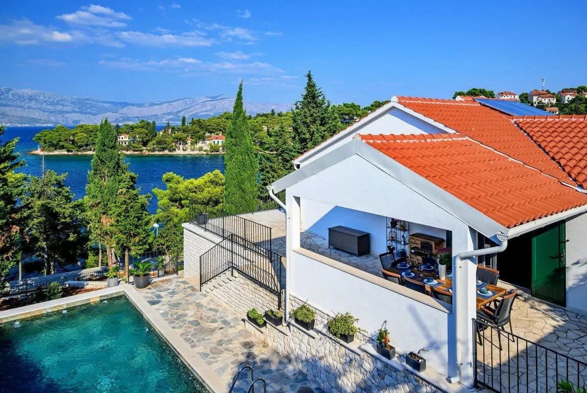 Lavish Villa With Large Garden And Magnificent Sea View photo 2