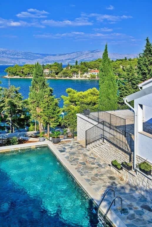 Lavish Villa With Large Garden And Magnificent Sea View photo 3
