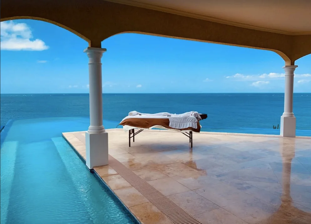 Spectacular Villa with 360 View of Blue Skies and Ocean photo 5