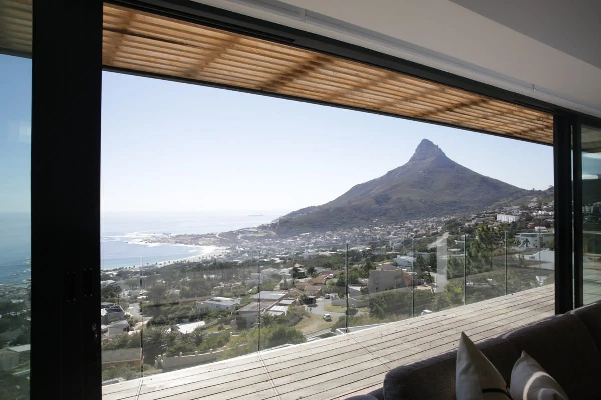 Lavish 4-Bed Villa with Infinity Pool photo 4