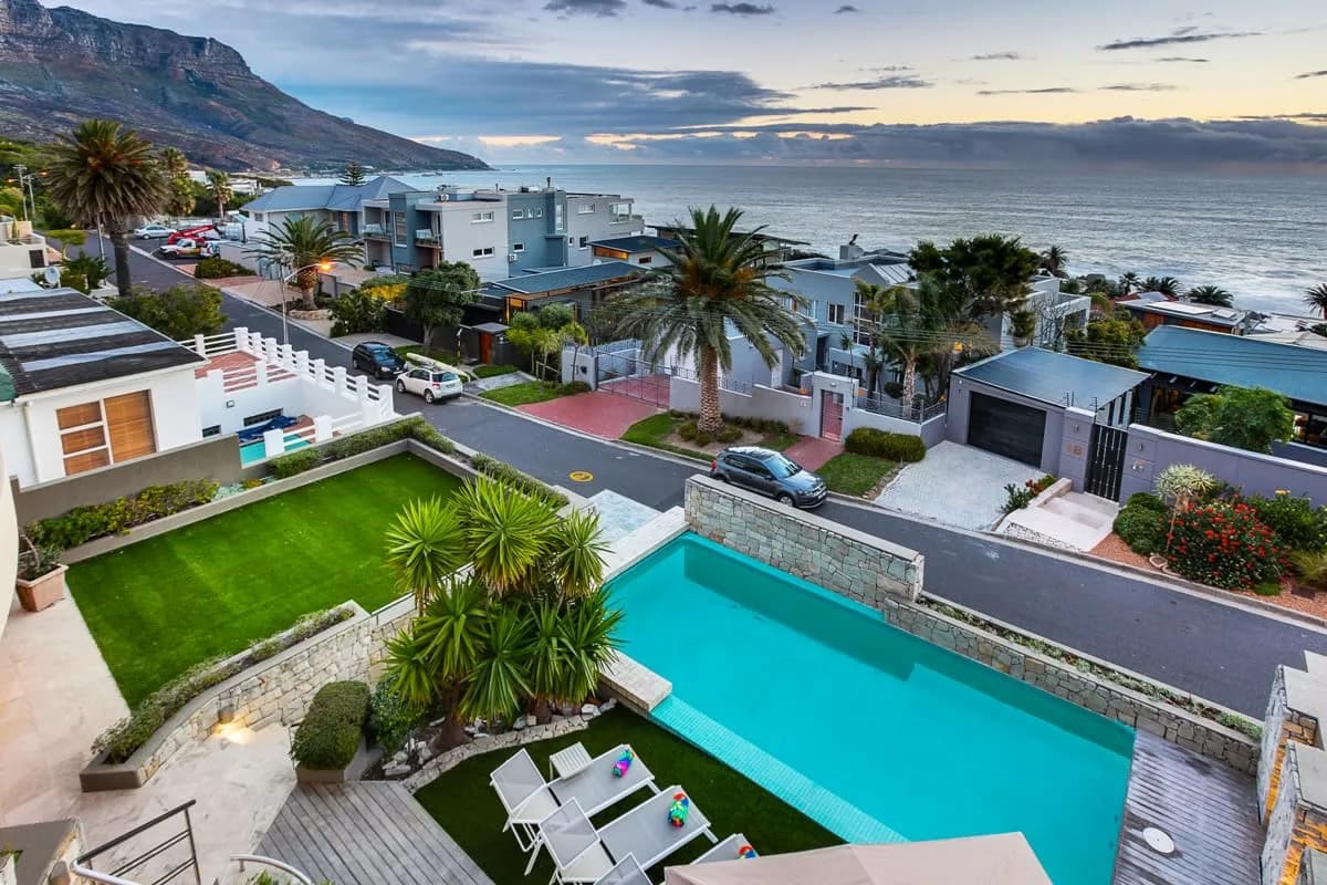 Luxurious Villa With Gorgeous Views And Space photo 2