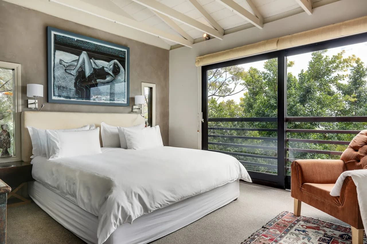 Sophisticated Holiday Retreat With Contemporary Chic Decor photo 3