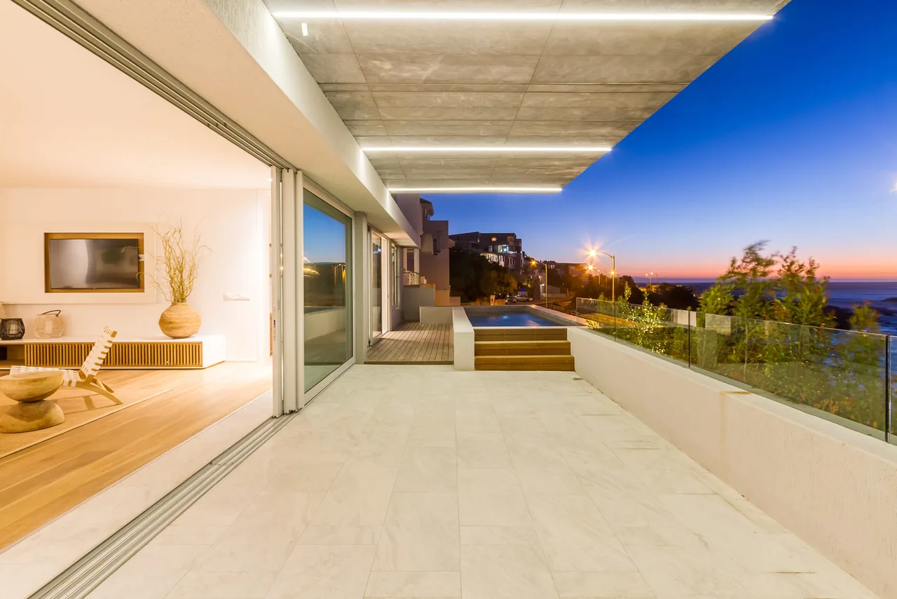 Fantastic Beachfront Apartment With Modern Interiors photo 5