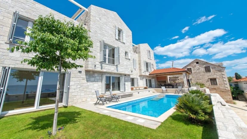 Prestigious 6br Villa With Magnificent Sea Views