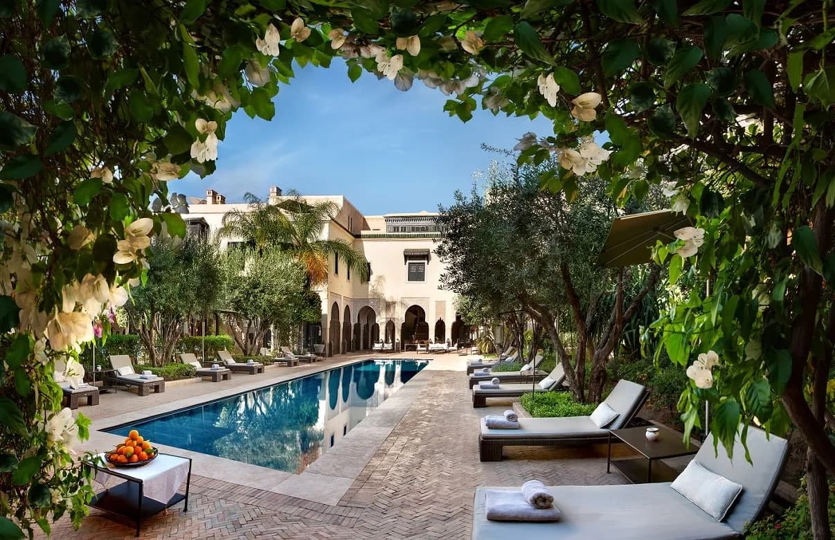 Intimate Peaceful Haven With Fitness Club And Water Fountain