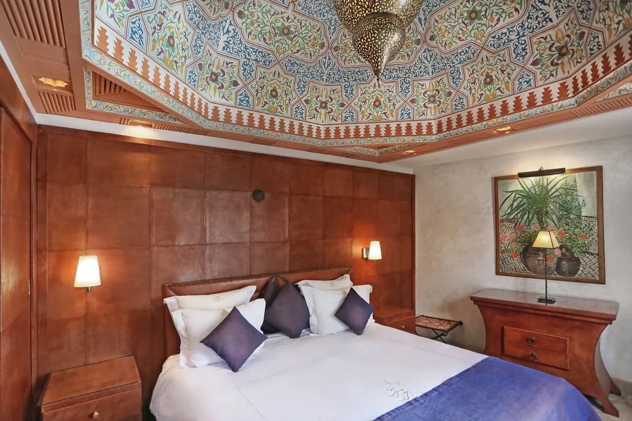 Unique Luxurious Suite With Contemporary And Warm Style photo 4