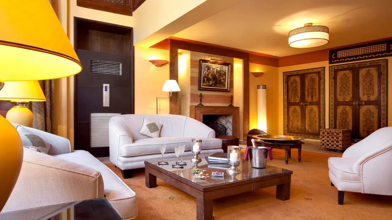 Intimate Luxurious Suite Designed With Unique Architecture photo 3