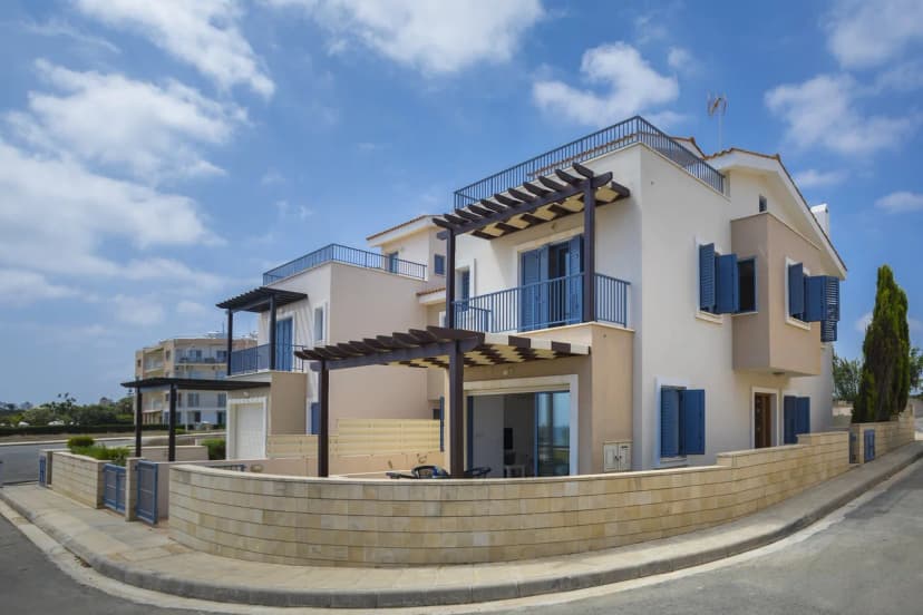 Sunny Villa With Oceanic Design Near The Beach