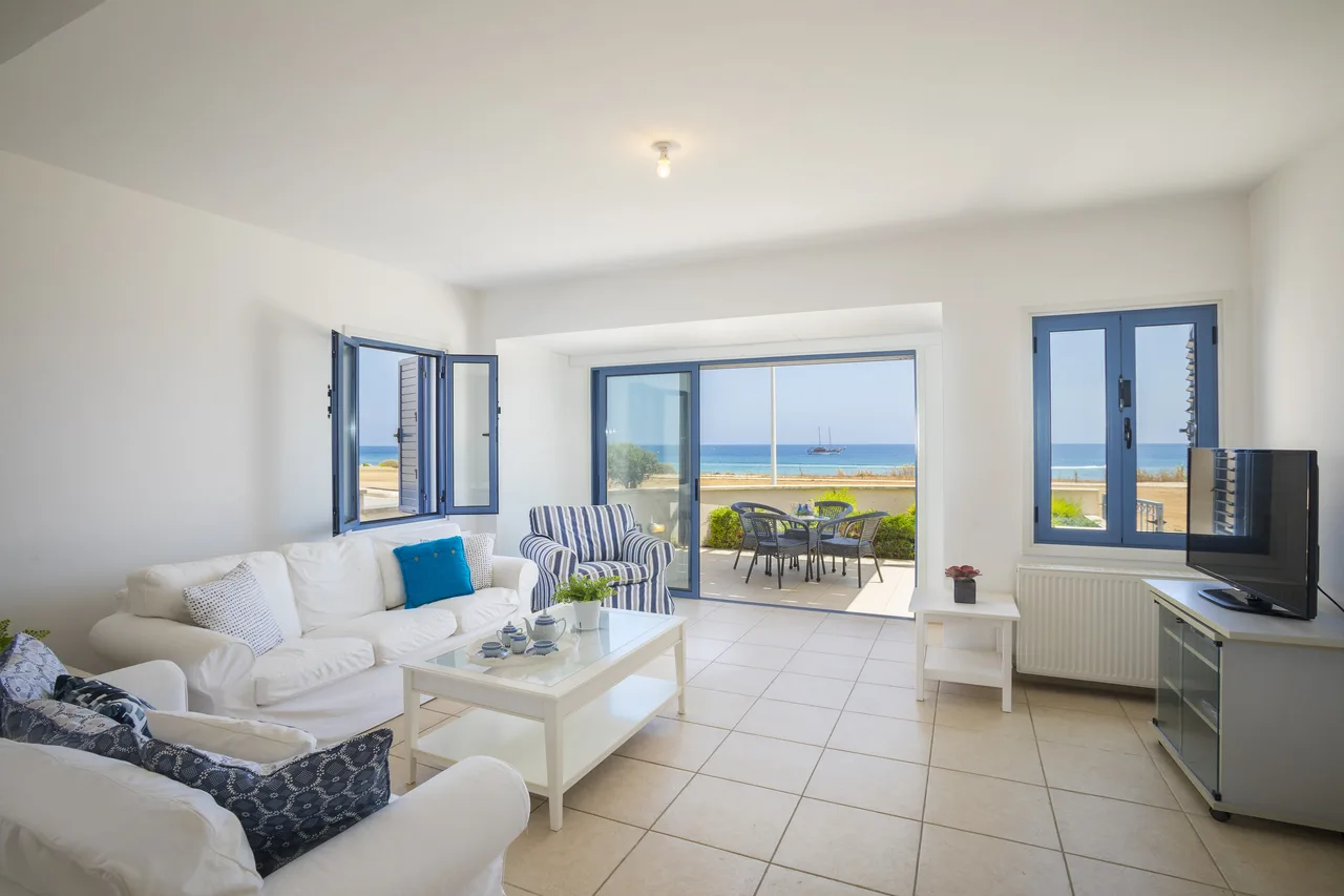 Sunny Villa With Oceanic Design Near The Beach photo 2