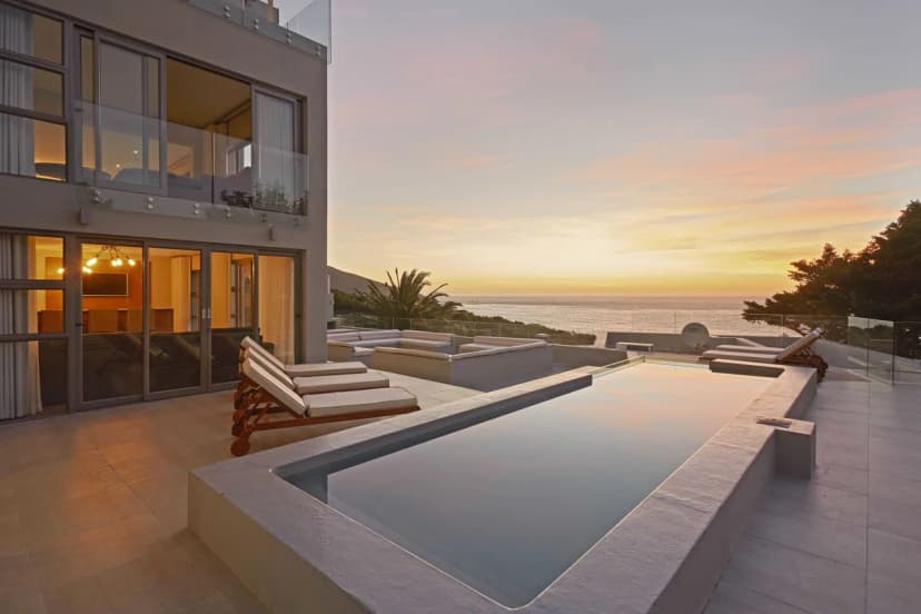 Stunning 6 BR Villa In A Quiet Location