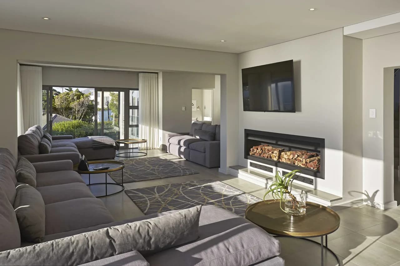 Stunning 6 BR Villa In A Quiet Location photo 2