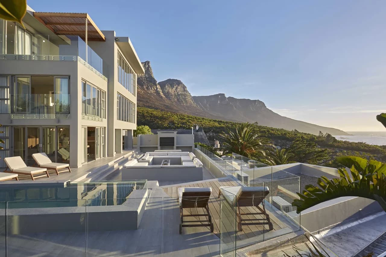 Stunning 6 BR Villa In A Quiet Location photo 5