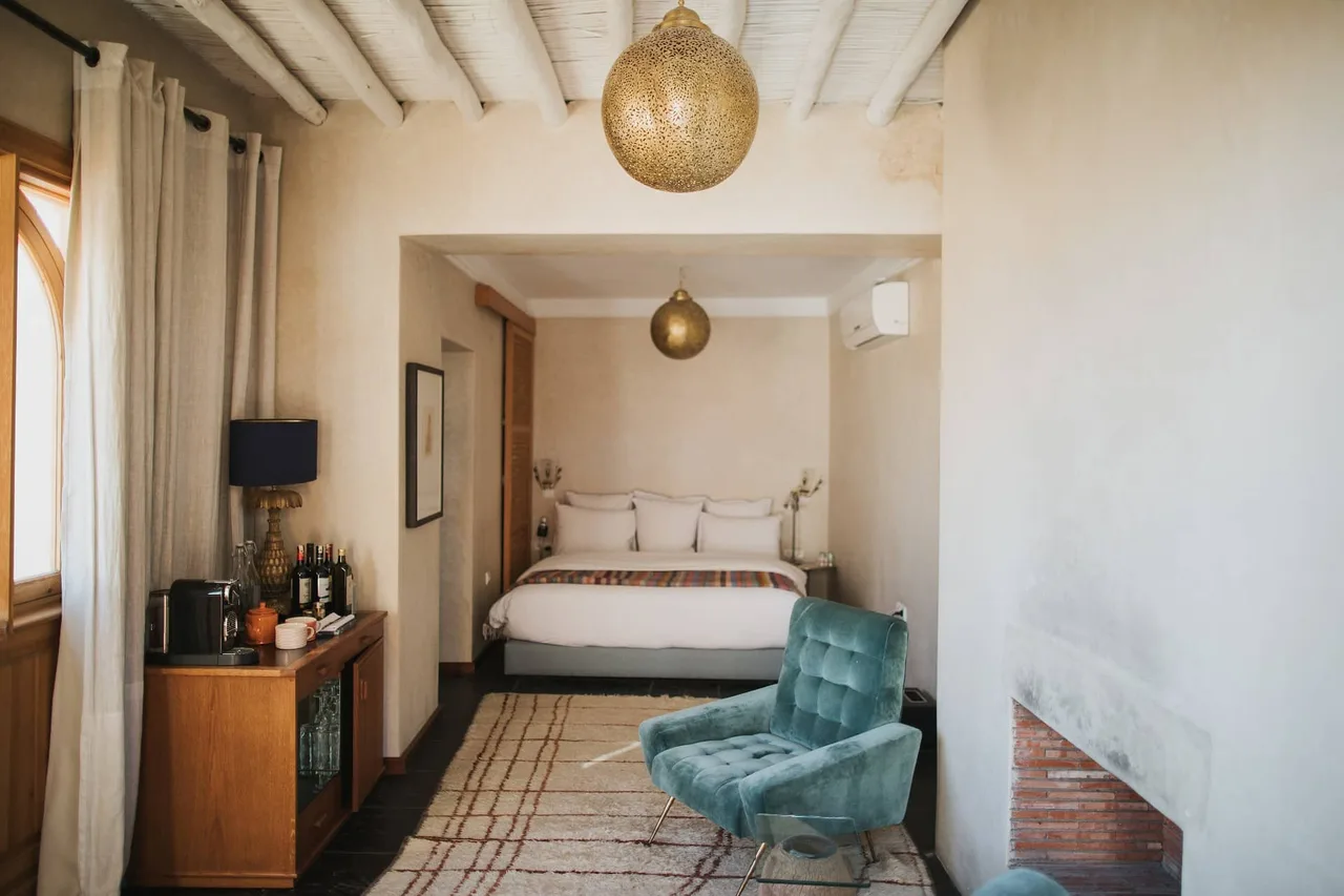Large Room With Hand Stitched Egyptian Linen photo 5