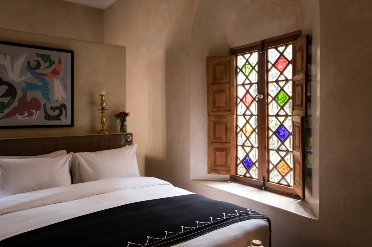 Perfect Room With Emerald Tiled Courtyard photo 3