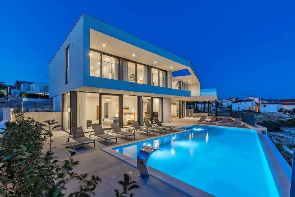 Breathtaking Seafront Villa With BBQ And Infinity Pool photo 3