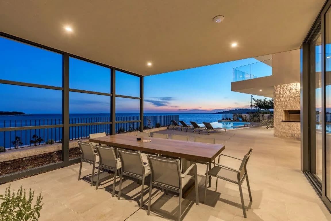 Breathtaking Seafront Villa With BBQ And Infinity Pool photo 4