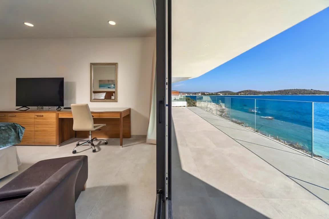 Breathtaking Seafront Villa With BBQ And Infinity Pool photo 5