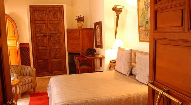 Elegant Peaceful Suite With Bathtub And Fireplace photo 3