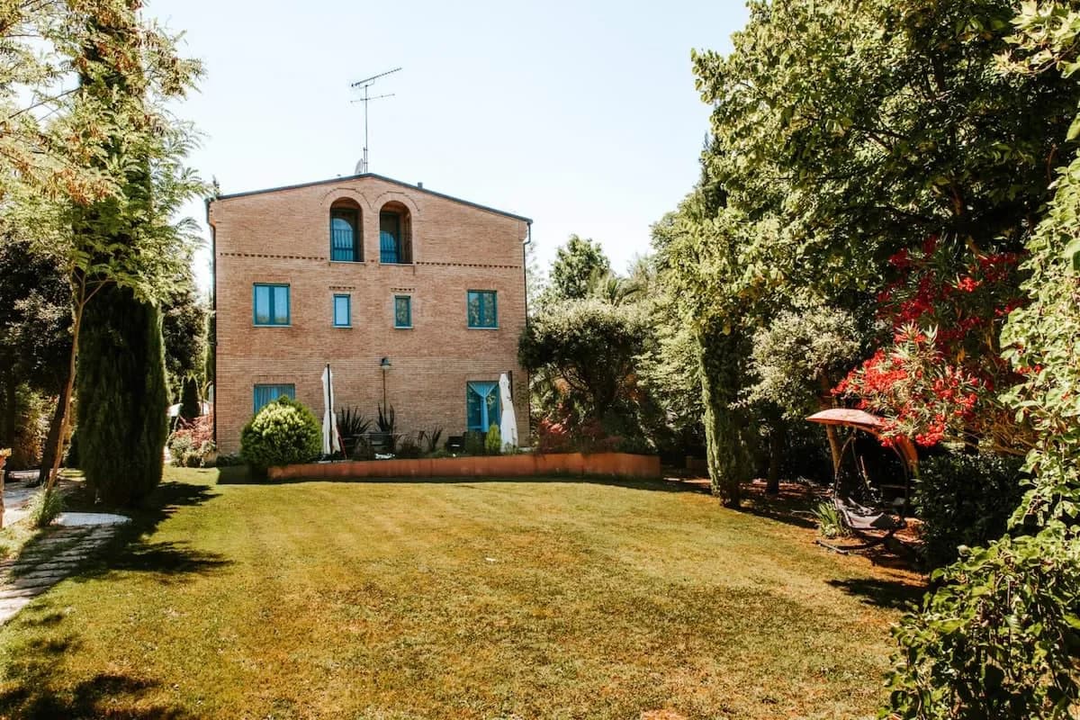 Seafront Villa Surrounded By Hill Full Of Trees photo 2