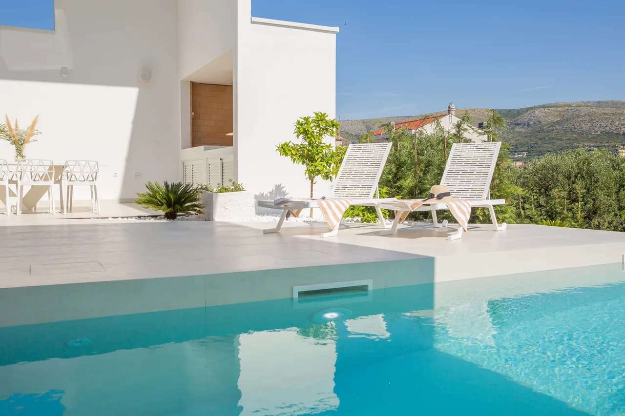 White Villa With Breathtaking Pool And Architecture photo 3