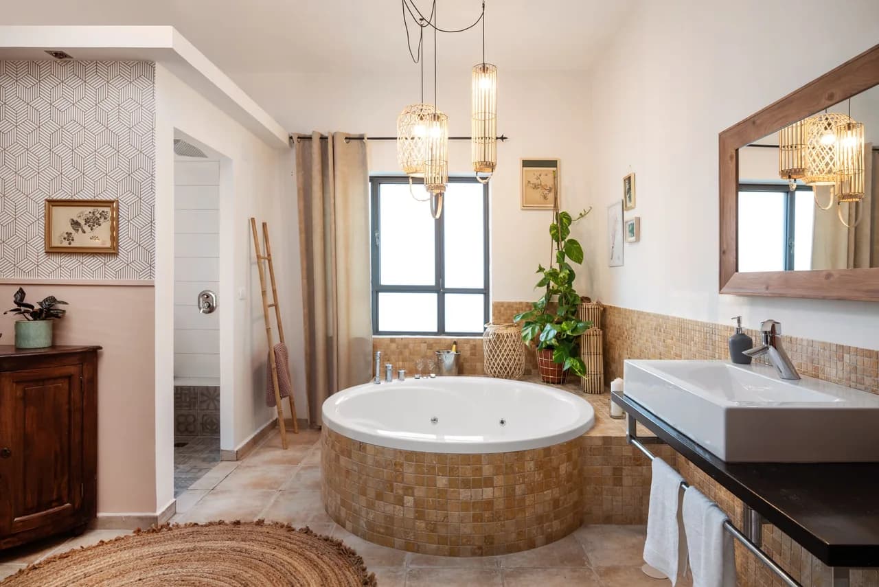Out Of A Fairytale Suite With A Lovely Jacuzzi photo 2