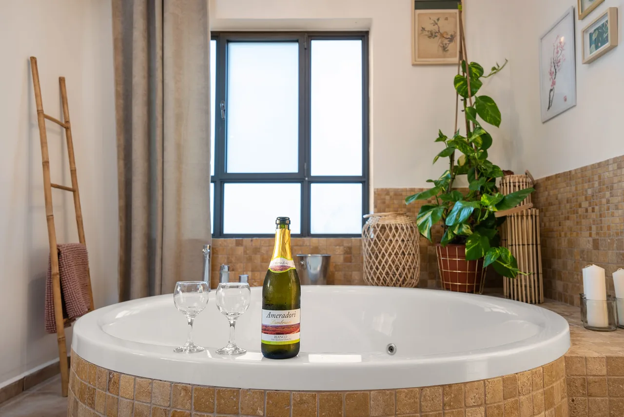 Out Of A Fairytale Suite With A Lovely Jacuzzi photo 3