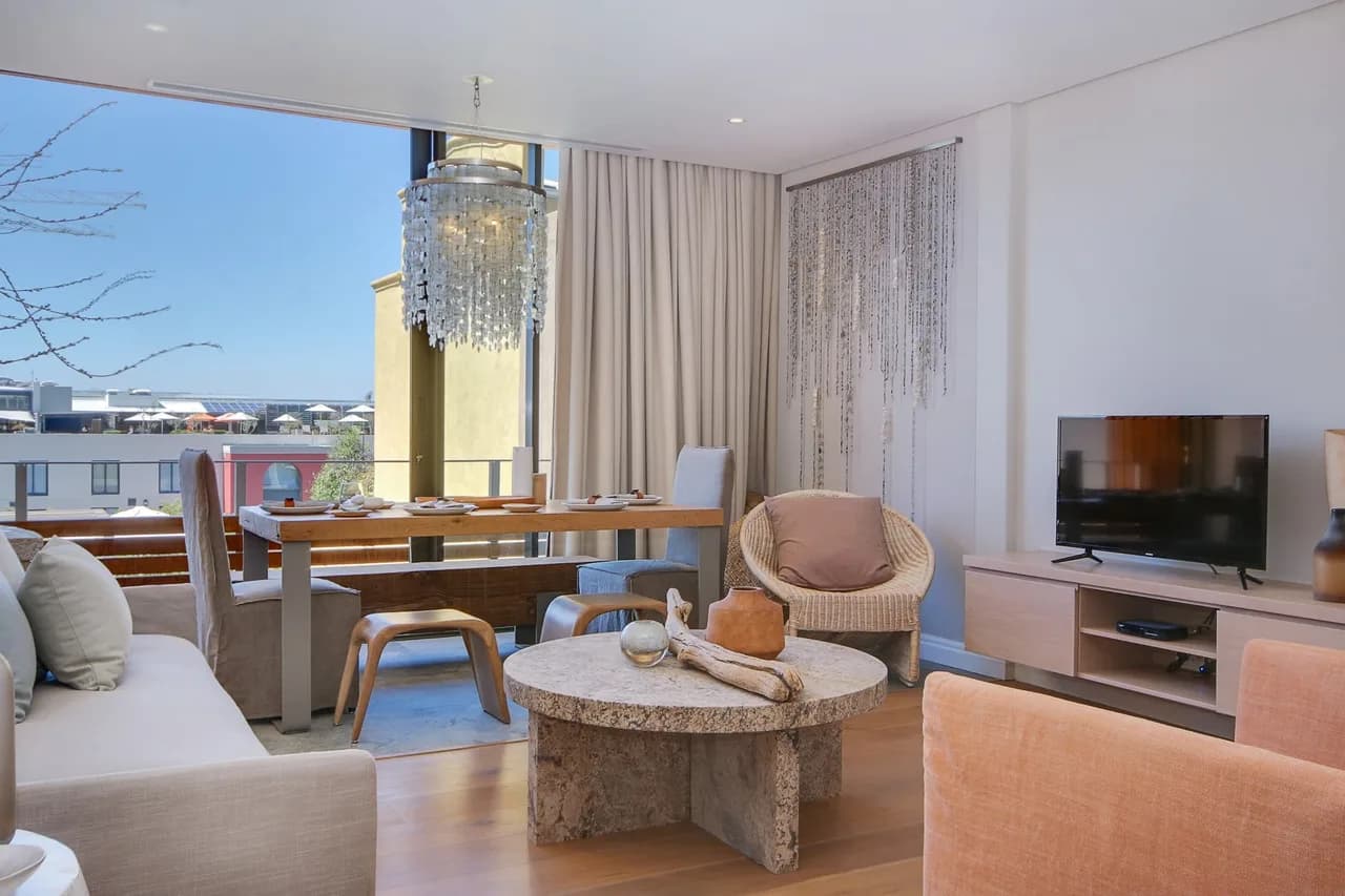 Sophisticated Apartment Furnished With Quality Pieces photo 4