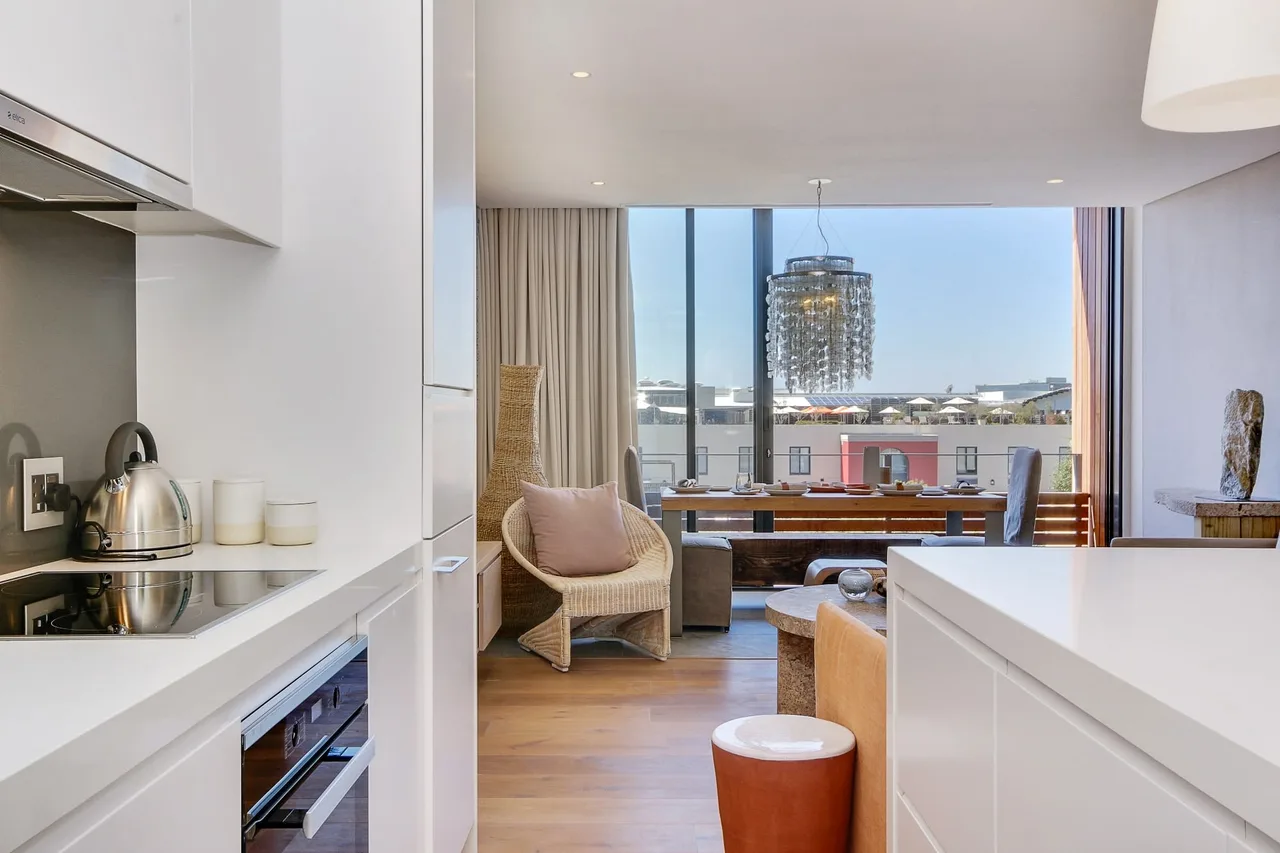 Peaceful Haven With Exceptional City Views photo 4